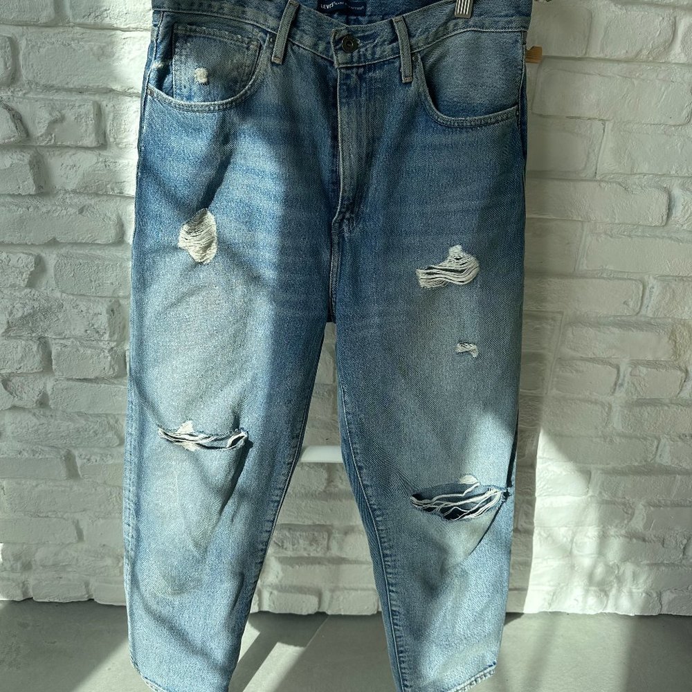 Levi’s Distressed Barrel Crop Size 28